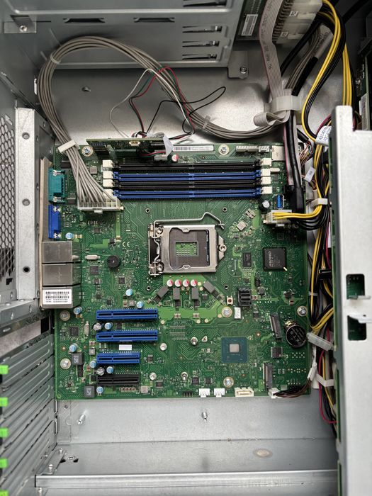 Fujitsu Primergy TX1330 M4