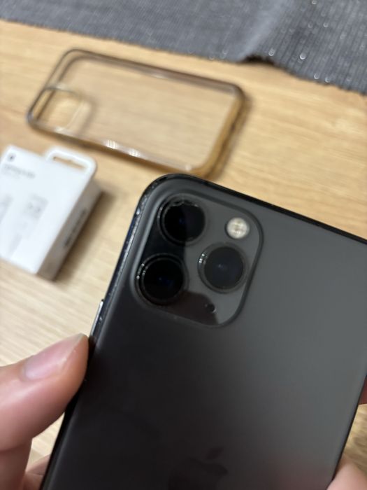 Iphone 11 pro z oryginalnym kablem