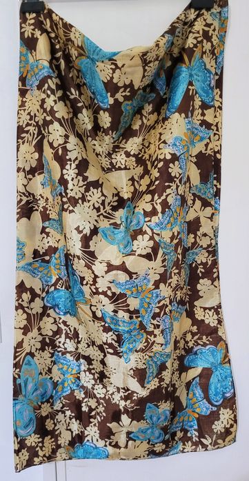 Quatro lenços/cachecóis por €7