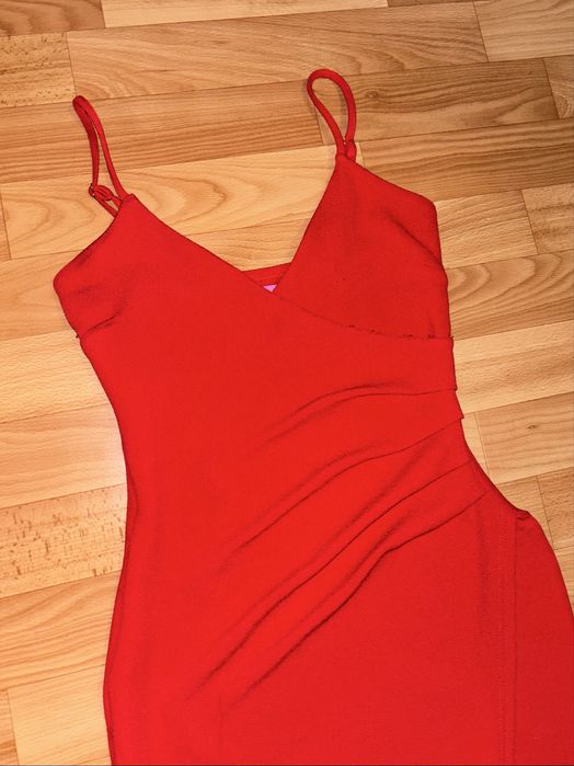 Сукня червона з розрізом