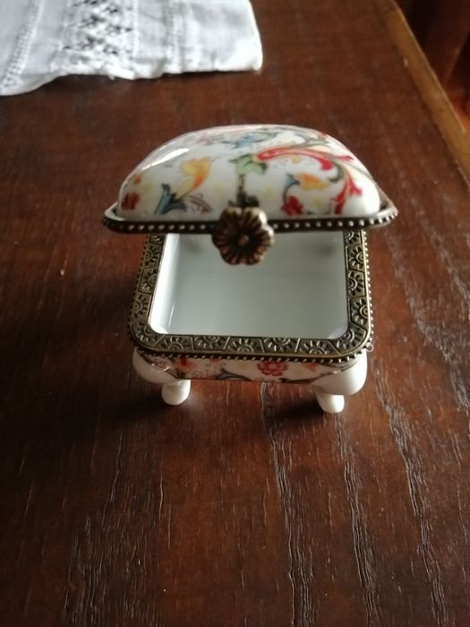 Pequena caixa em porcelana NAV