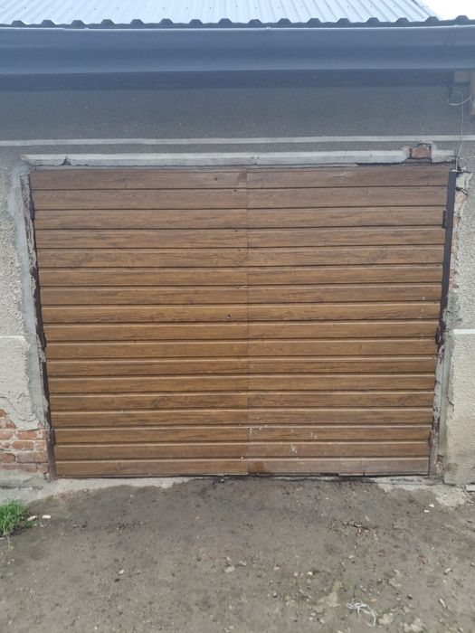 Двері зелізні ширина однієї частини 1.25 висота 1.95.