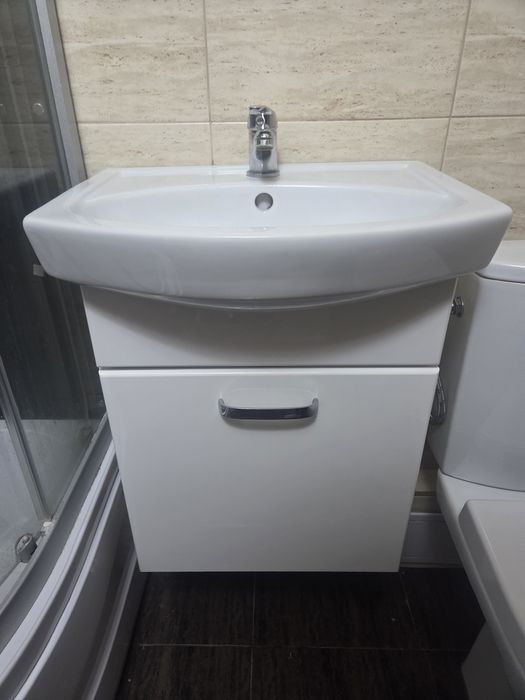 Umywalka z szafką wiszącą