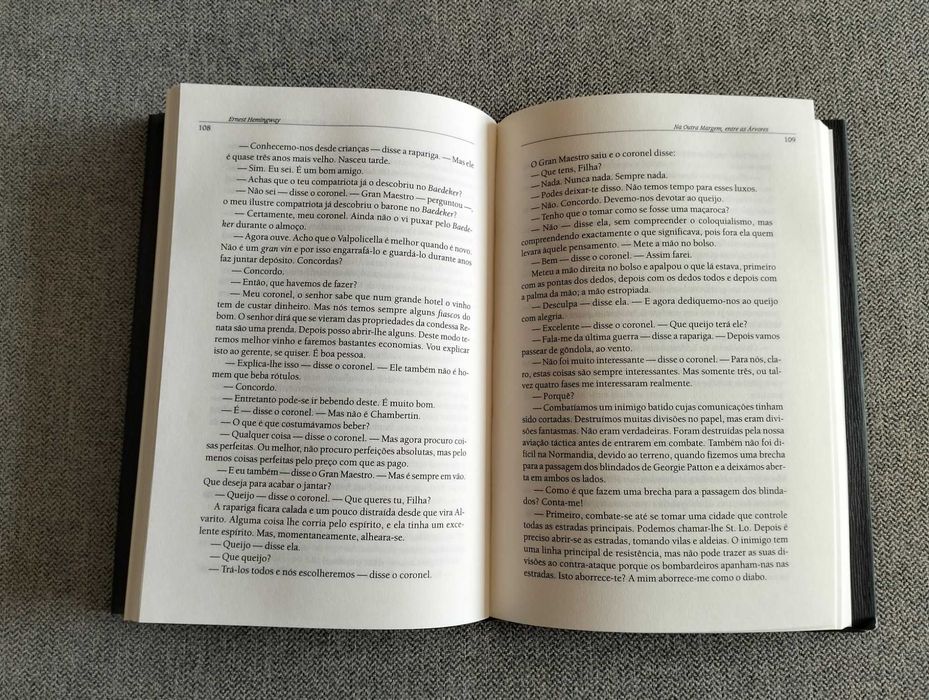 Livro "Na outra margem, entre as árvores" de Ernest Hemingway