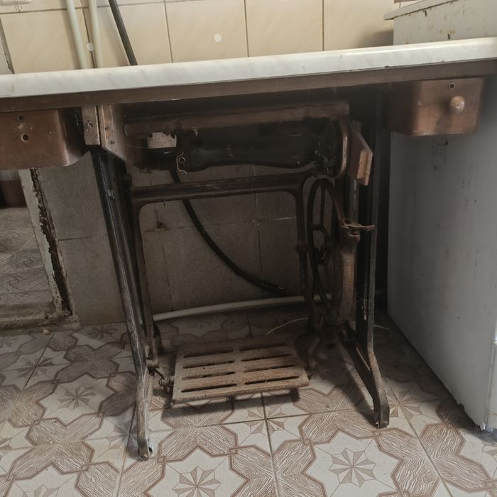 Ножная швейная машина на чугунной станине со столешницей (под стол лофт / ретро)