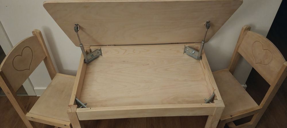 Stolik i krzesełka dla dziecka