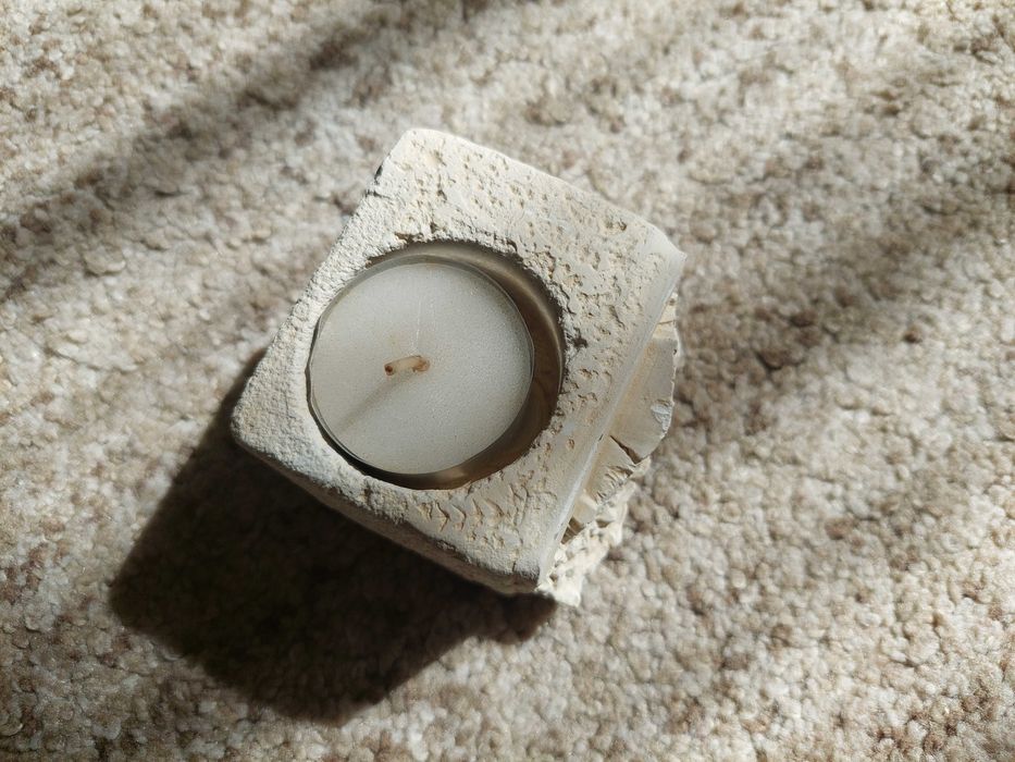 Vela com base em pedra