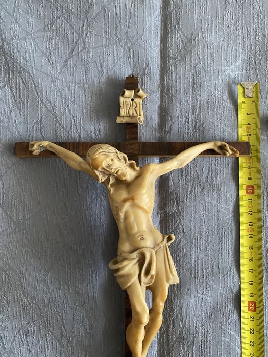 crucifixo em madeira e resina