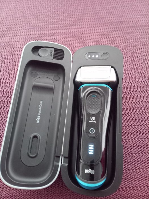 Бритва Braun Series 8 з Braun Power Case