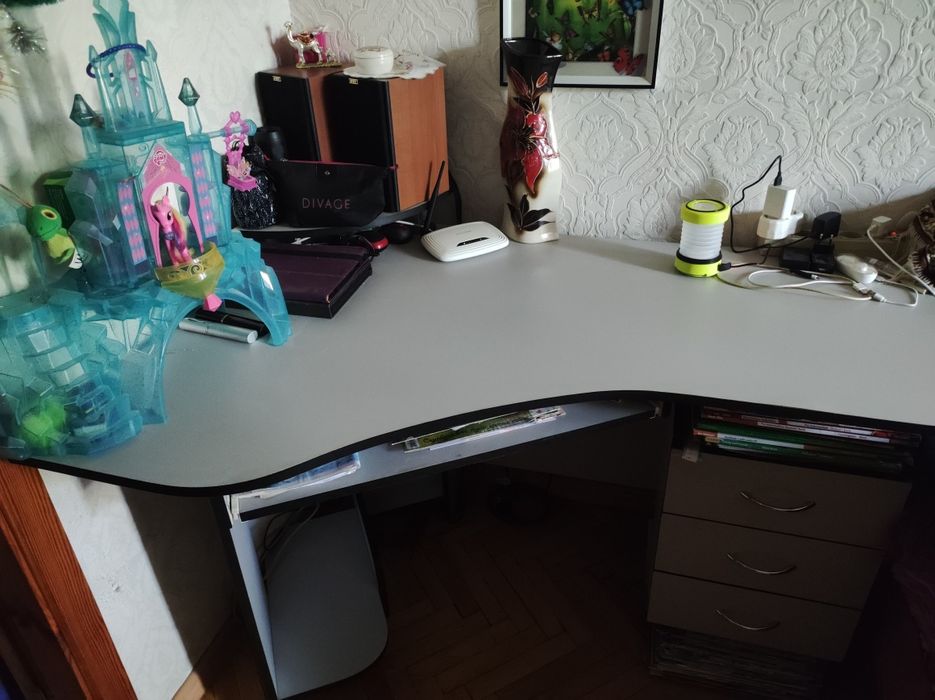 Добротный компьютерный стол