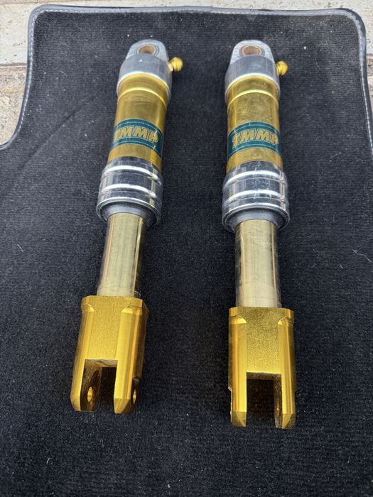 Задние амортизаторы с подкачкой.