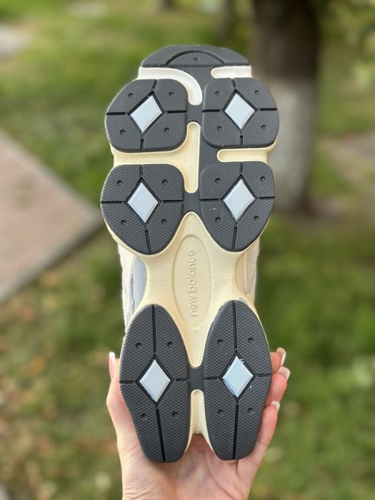 New Balance 9060 light grey жіночі замшеві кросівки світло сірі