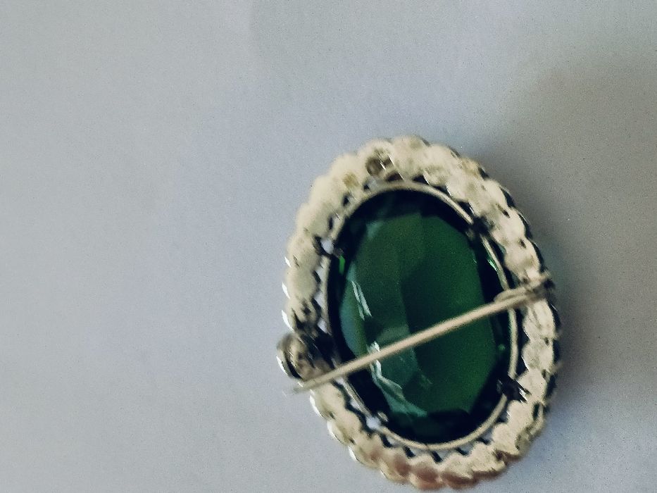 Alfinete antigo senhora com pedra verde