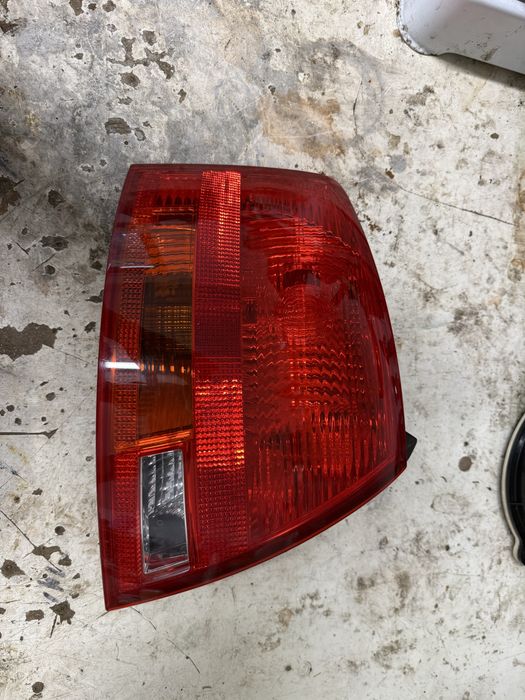 Tylnia lewa lampa audi a4 b7 kombi