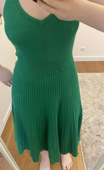 Трикотажна сукня з відкритою спиною