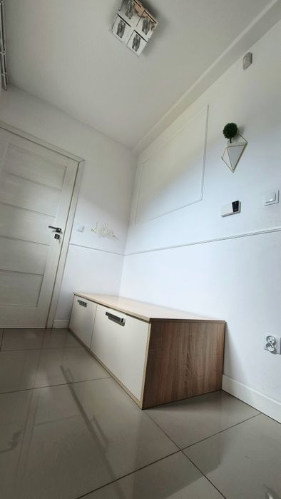 Nowoczesna kaszmirowa szafka z drewnianym blatem .W środku  za drzwiczkami dwie oddzielne szuflady na buty.Szafka była robiona na zamówienie 160/60/cm