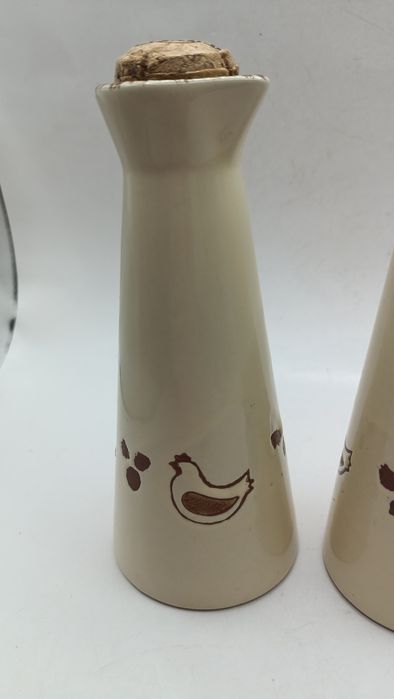 Dwa pojemniki butelki na ocet , olej kury drób koloru kremowego