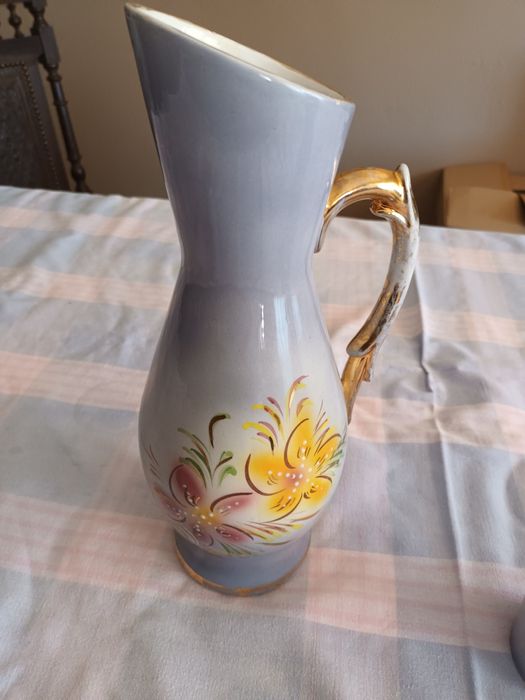 Jarra antiga com copos, cerâmica de Alcobaça