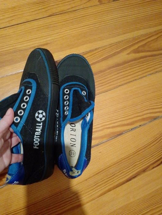Korki, halówki trampki do gry w piłkę 39