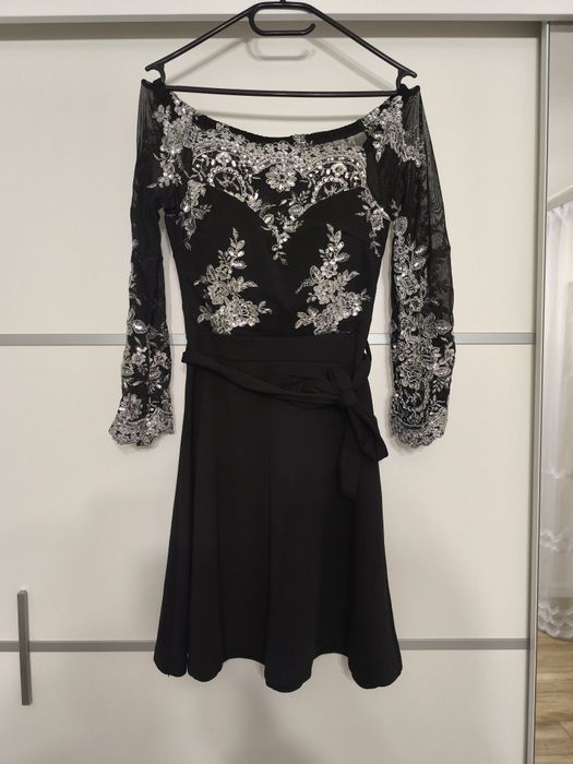 Czarna sukienka ze srebrnymi dodatkami