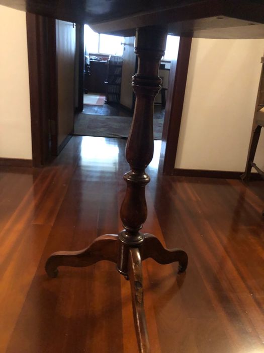 Mesa em Madeira trabalhada