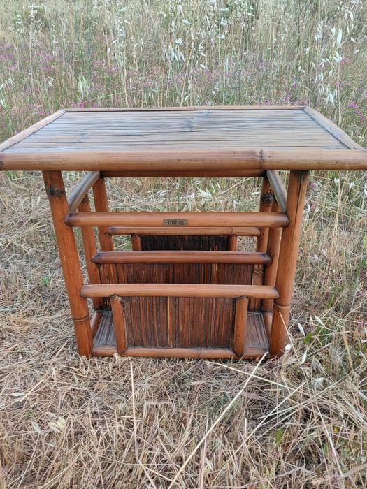 Mesa auxiliar em bambu com porta-revistas – Inthai