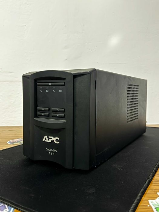 Zasilacz UPS (APC Smart-UPS 750)