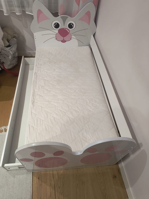 Łóżko dziecięco młodzieżowe z materacem. Wymiary 160x80. Łóżko posiada szufladę na pościel lub inne rzeczy. Odbiór tylko osobisty w Prudniku.