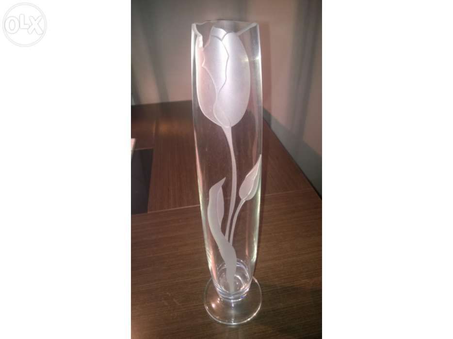 Decorative crystal vase with floral motif