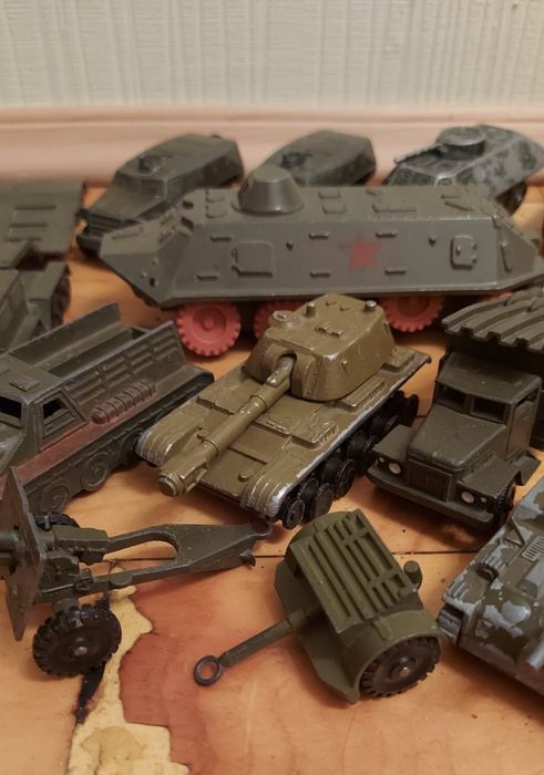 Коллекция игрушек военной техники