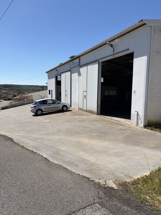 Armazém com Licença de Utilização para  comérçio, serviços e Industria