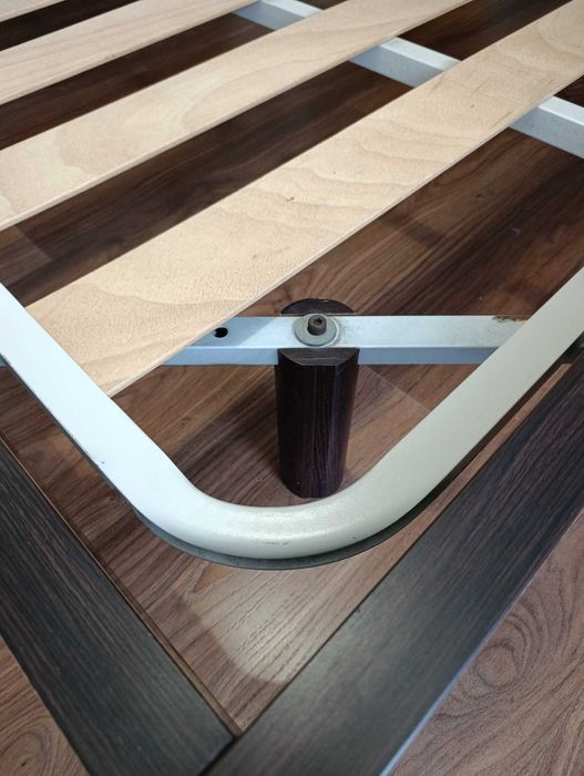 Conjunto de cama com mesas de cabeceira