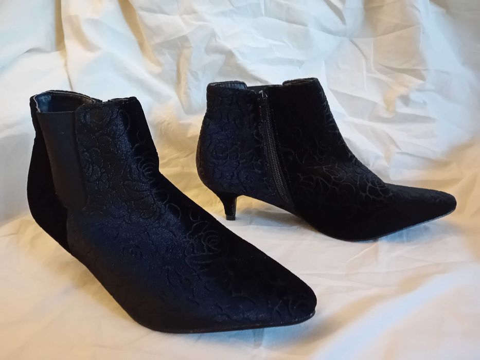 Buty botki kolor czarny motyw kwiatowy
