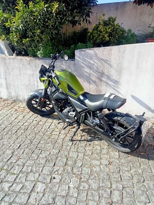 Moto como nova super econômica e divertida de conduzir