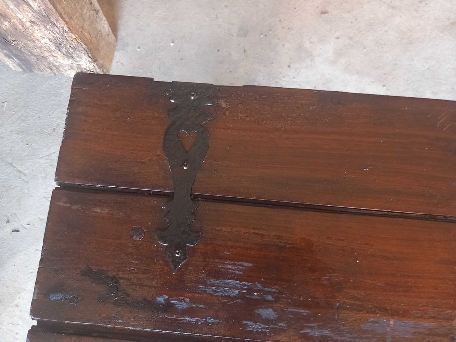 Banco rústico de madeira maciça, antigo, apliques metalicos, altura 35cm Largura 95cm por 35cm