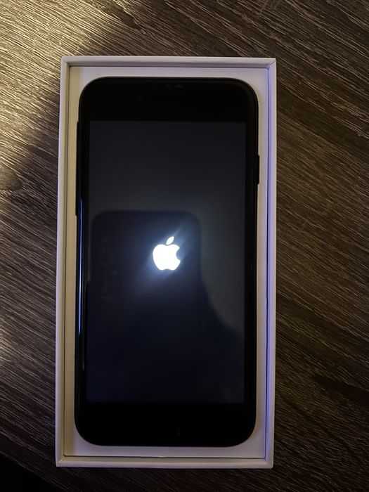 Продам iPhone SE 2020