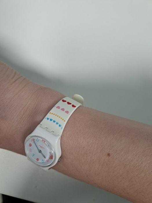 Dziewczęcy delikatny zegarek swatch lady serduszka