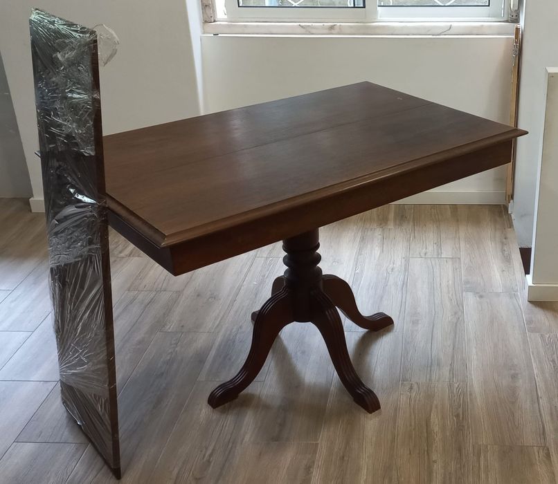 Mesa de sala em madeira nobre