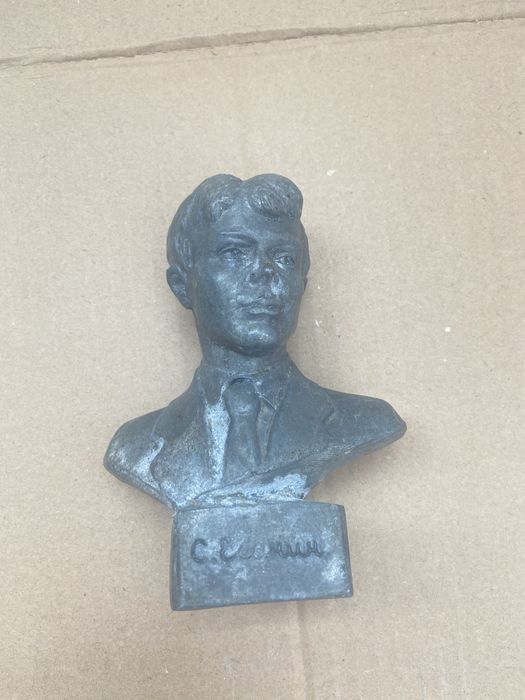 Бюст Есенин