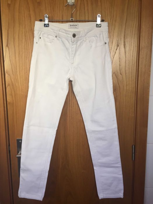 Conjunto calça branca stradivarius e top às riscas