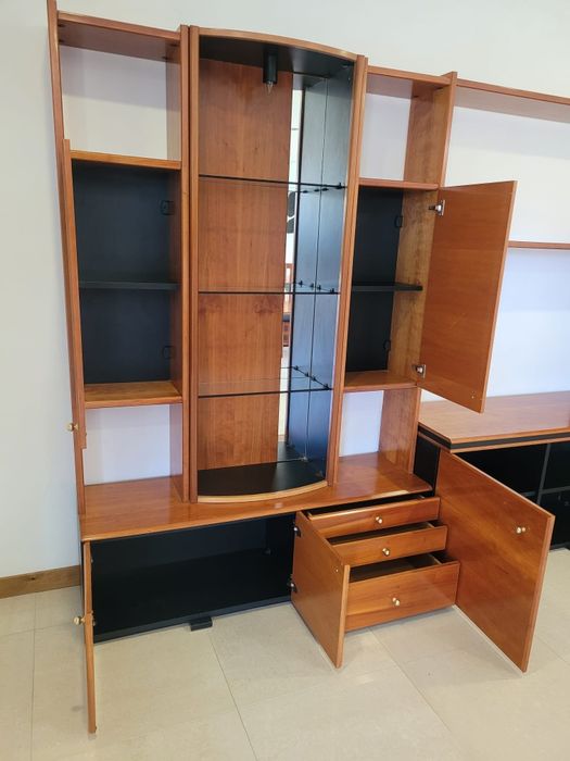 Armário espaçoso de sala