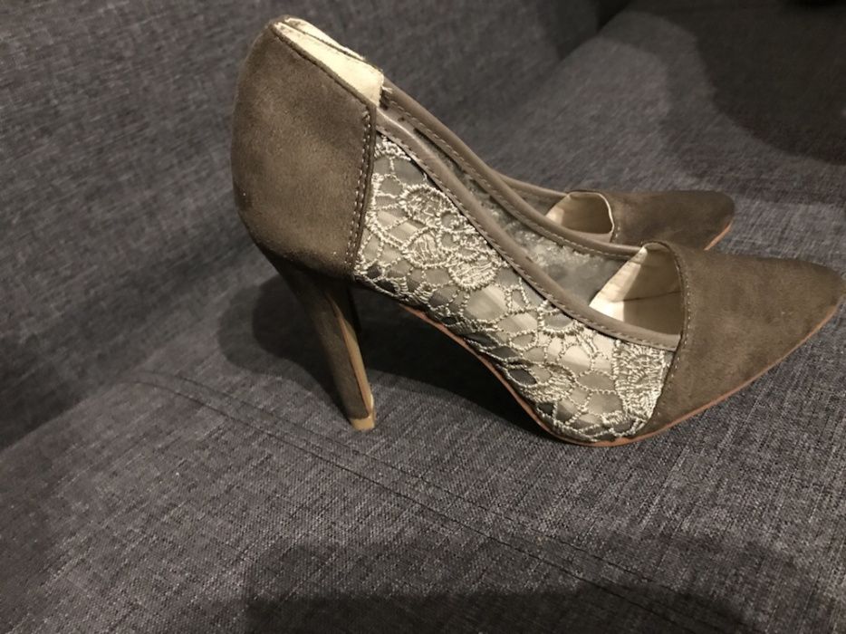 Nowe kremowe z koronką szpilki