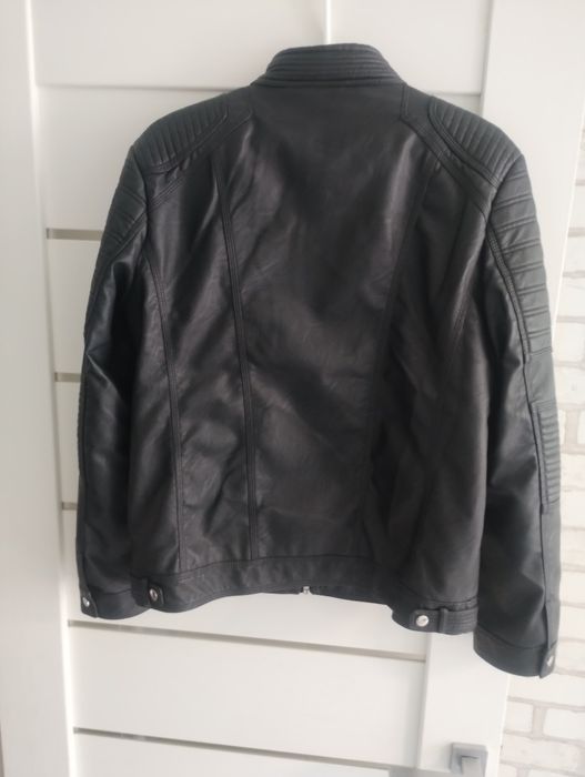Продам кожаную куртку  2200