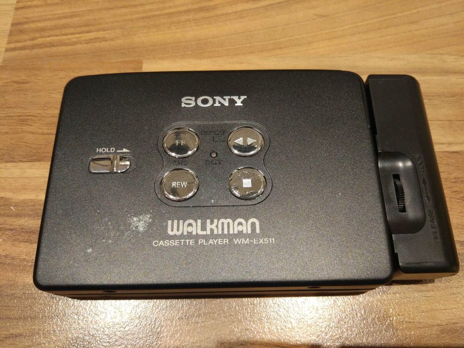 Walkman Sony WM-EX511 ze pilotem, słuchawkami i adapterem baterii