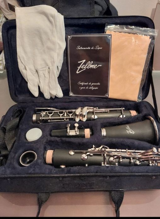 Clarineta  nova e livro
