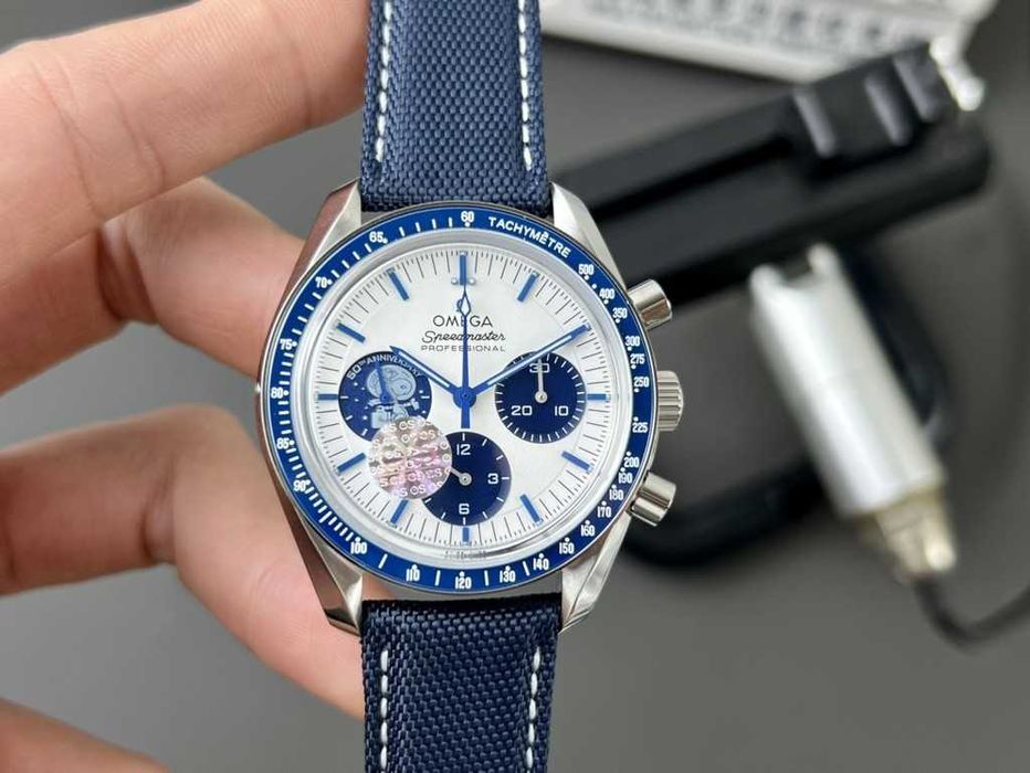 Годинник кварцовий Omega Speedmaster "Snoopy blue Award" 50th Anniversary features a 42mm
