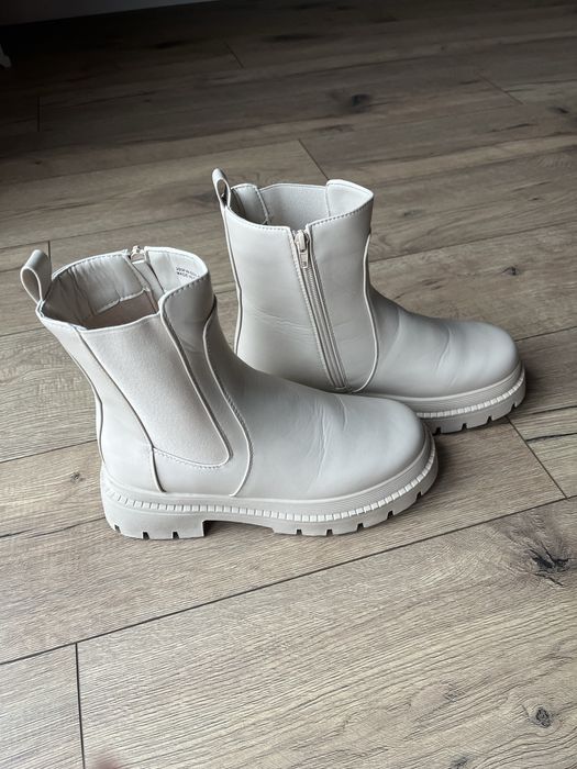 Beżowe botki sinsay