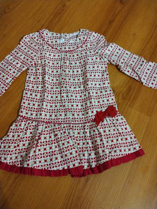 Vários vestidos de menina, tamanho 4 anos.