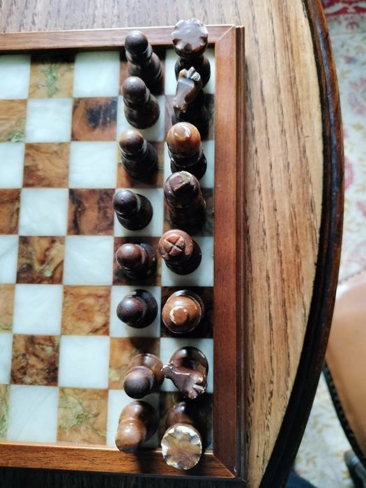 Marble and wood chessboard, 26/26 cm, in good condition.64284657890307122