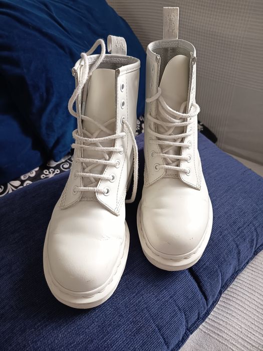 Białe Dr. Martens model 1460 Mono roz. 37